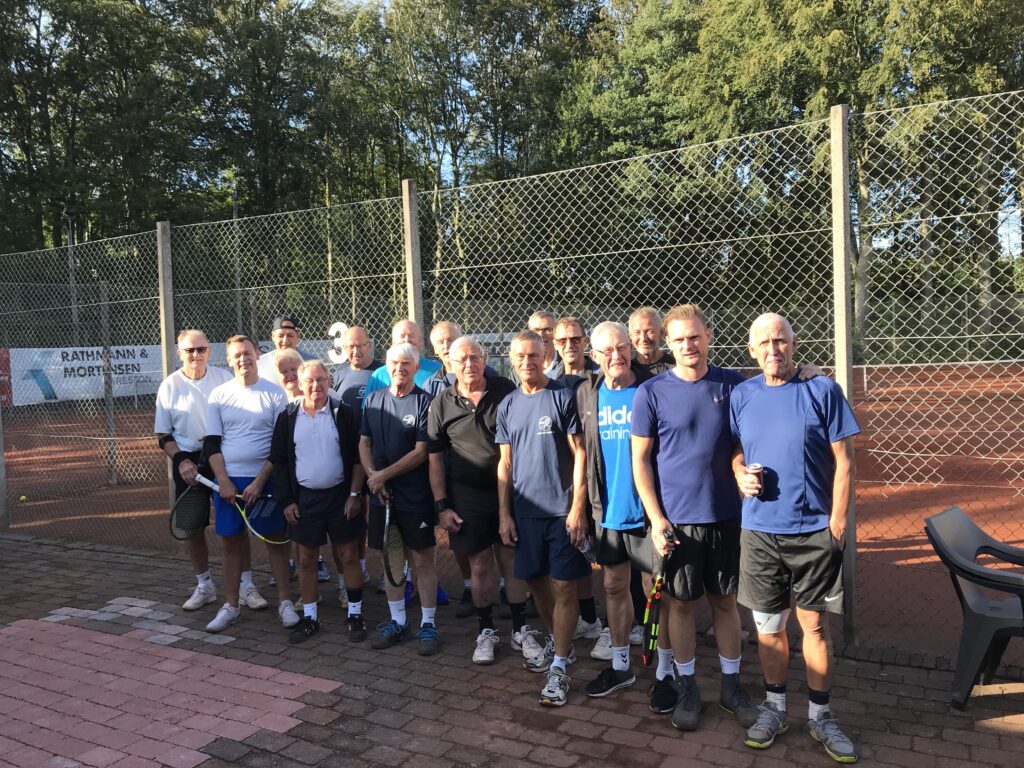 Billede af holdet foran tennisbaner