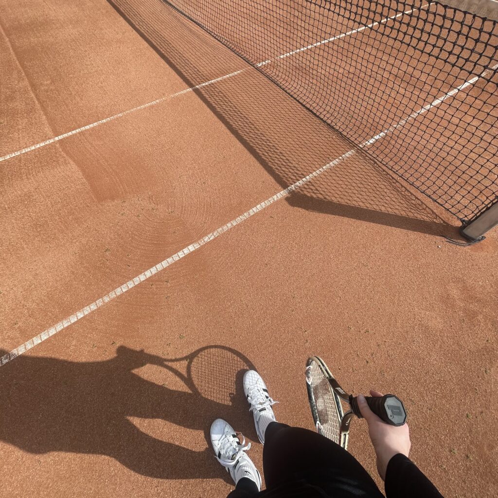 Billede af tennisbane med ketcher