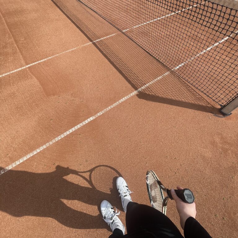 Billede af tennisbane med ketcher